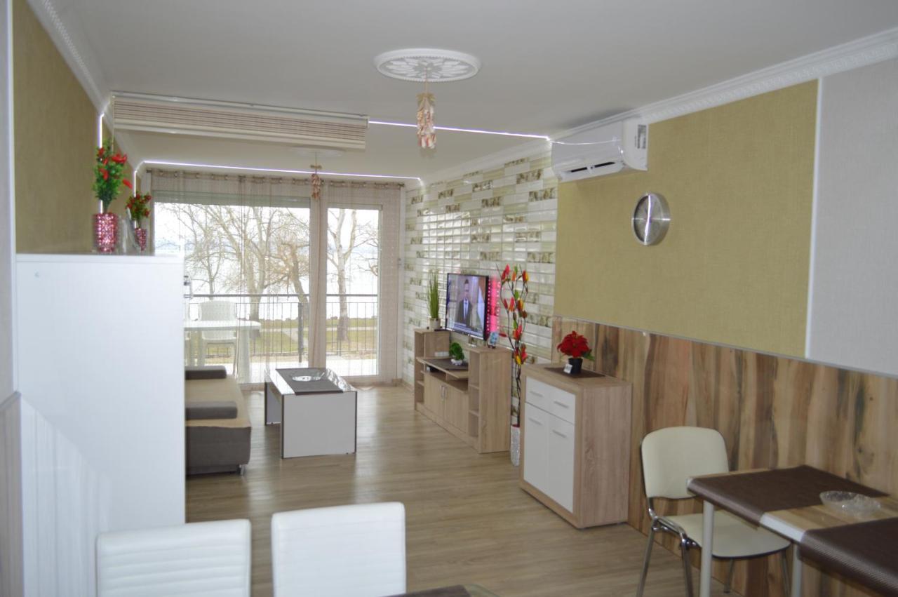 Siofok Ezuestpart Granada 2 Koezvetlen Vizparti Apartman Appartement Buitenkant foto